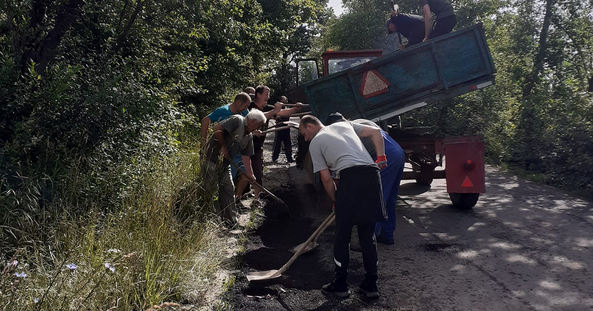 Önkéntes munkával javítják a károsodott utat